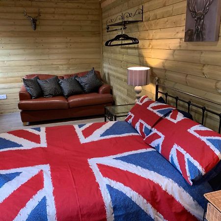 Bedrock Lodge Winterbourne Bagian luar foto