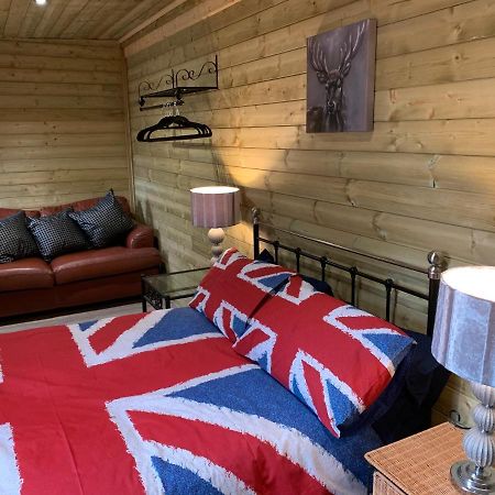 Bedrock Lodge Winterbourne Bagian luar foto