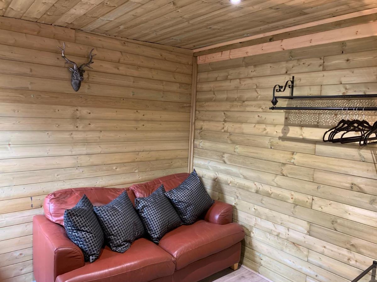 Bedrock Lodge Winterbourne Bagian luar foto