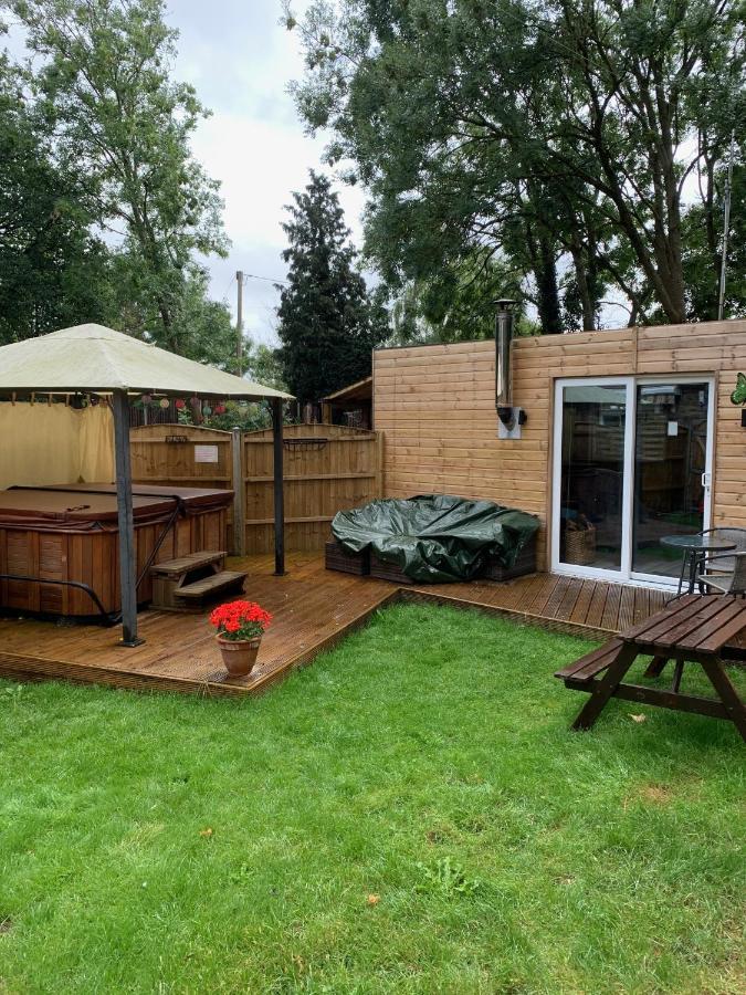 Bedrock Lodge Winterbourne Bagian luar foto