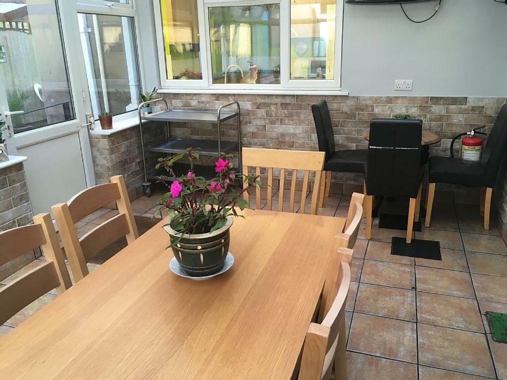 Bedrock Lodge Winterbourne Bagian luar foto